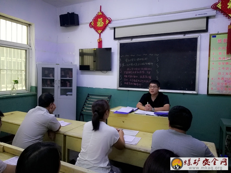 梧桐莊礦供應銷售科工會主席為職工宣講該礦第二次黨代會精神