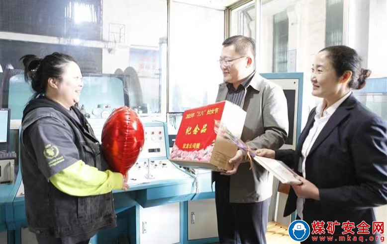 淮北雙龍公司： 情暖“三八”節 特別的愛給特別的“她”