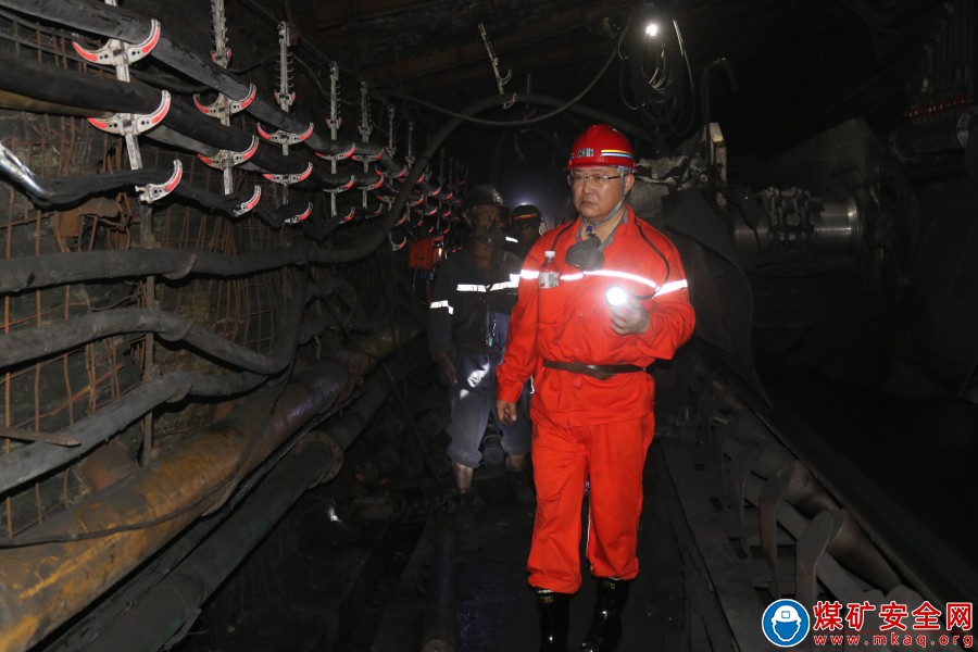 抓夜間 查隱患 嚴紀律 保安全 ——四川古敘煤田公司到魯班山北礦夜查13118工作麵安全生產