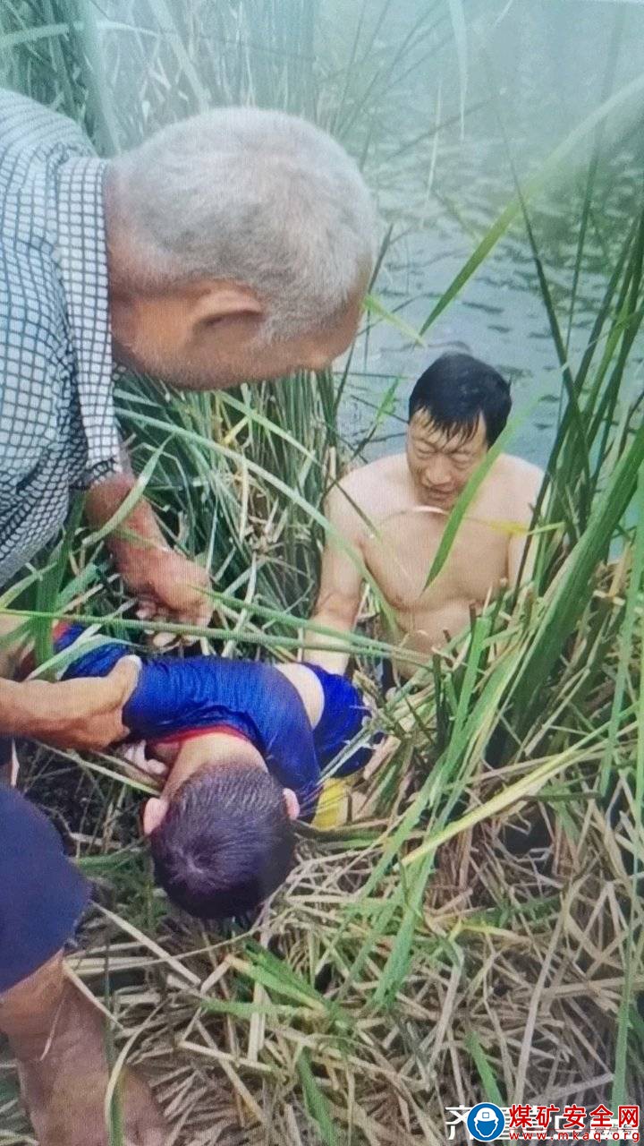 他奮不顧身一躍而下的身影，展示了礦山人的最美瞬間  